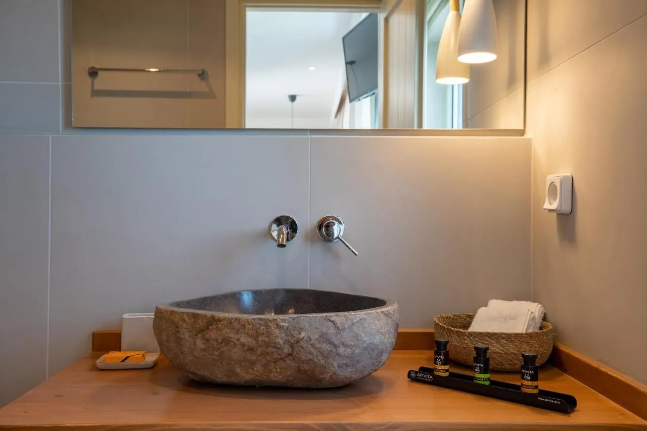 Thea Beachfront Suites In Lourdas Beach 劳德哈塔